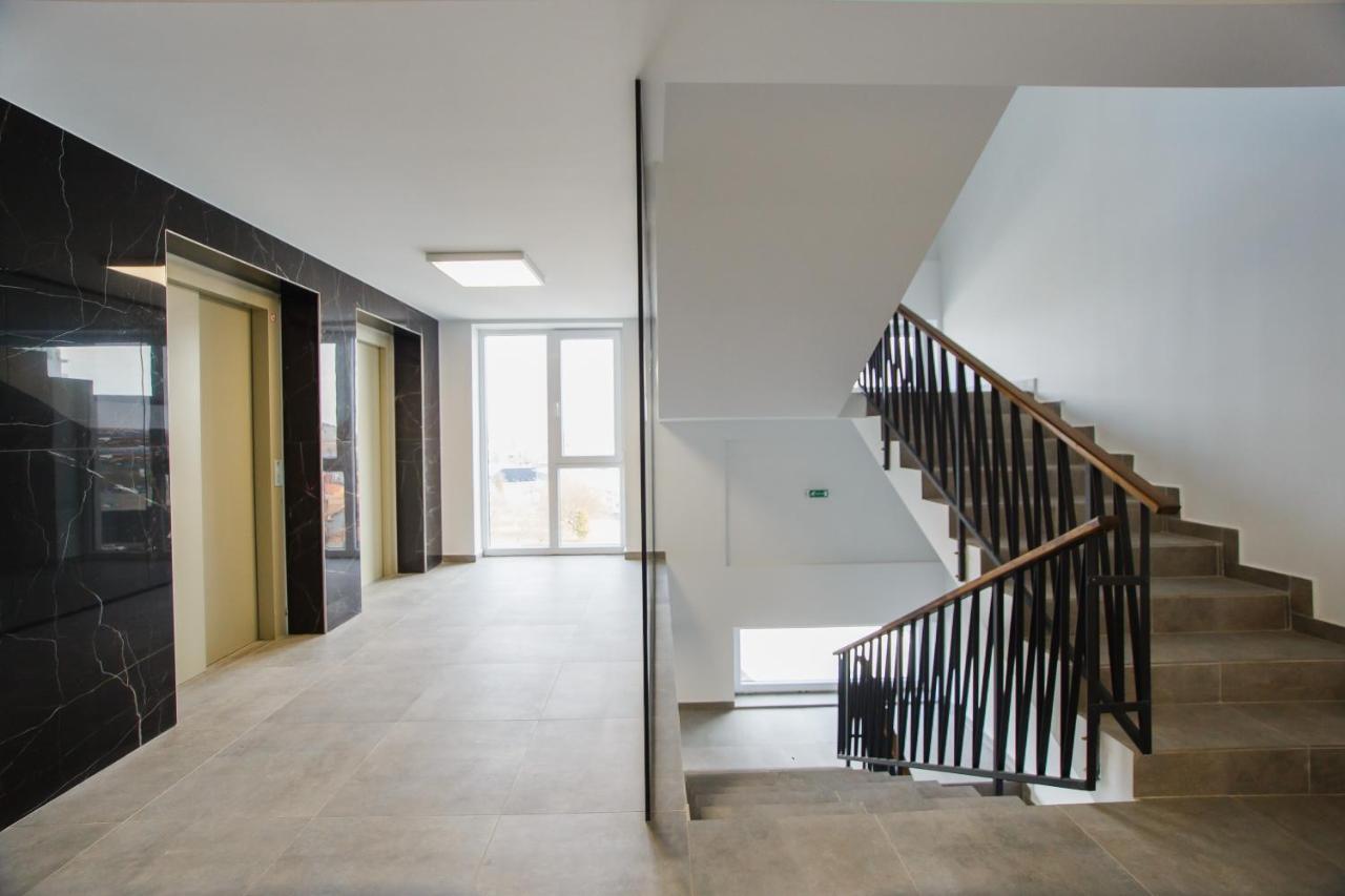 Trio Orange Apartment Орадеа Екстериор снимка