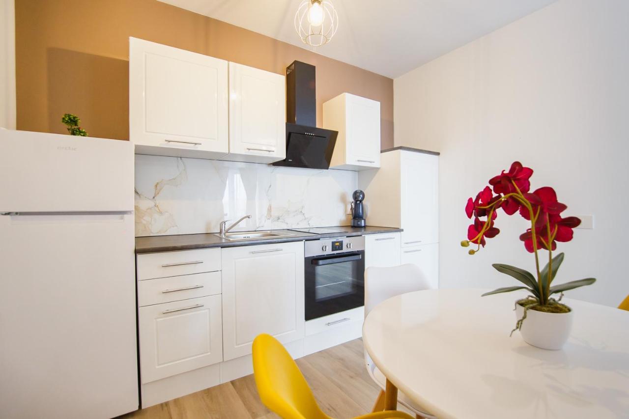 Trio Orange Apartment Орадеа Екстериор снимка