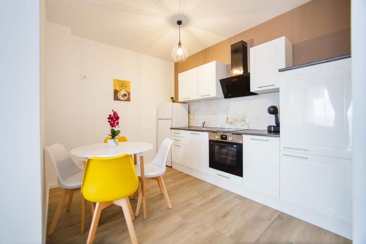 Trio Orange Apartment Орадеа Екстериор снимка